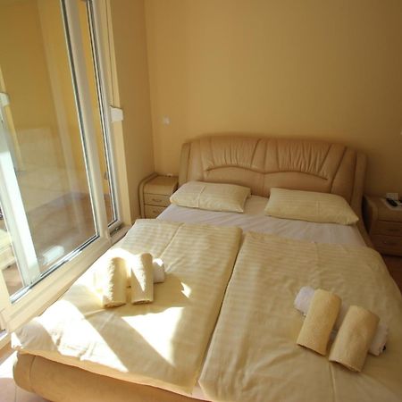 Apartments Villa Astra & Pinija Брела Екстериор снимка