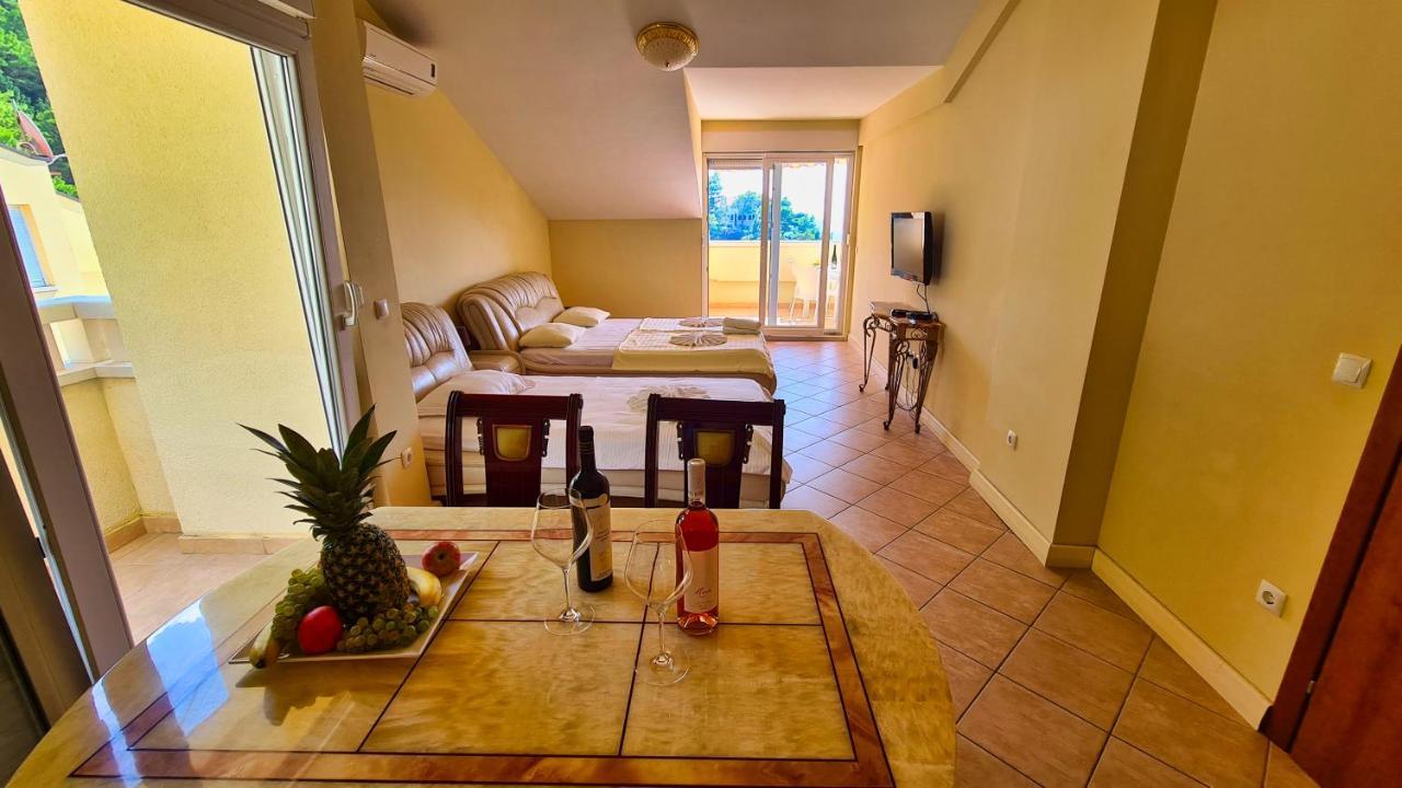Apartments Villa Astra & Pinija Брела Екстериор снимка