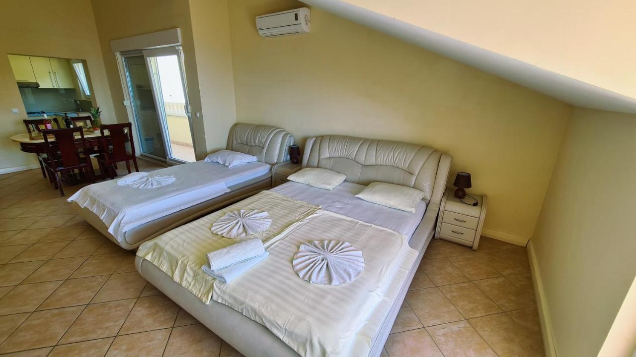 Apartments Villa Astra & Pinija Брела Екстериор снимка