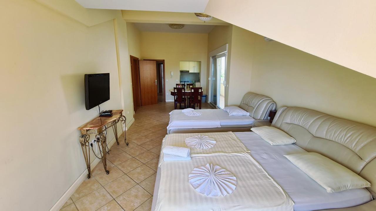 Apartments Villa Astra & Pinija Брела Екстериор снимка