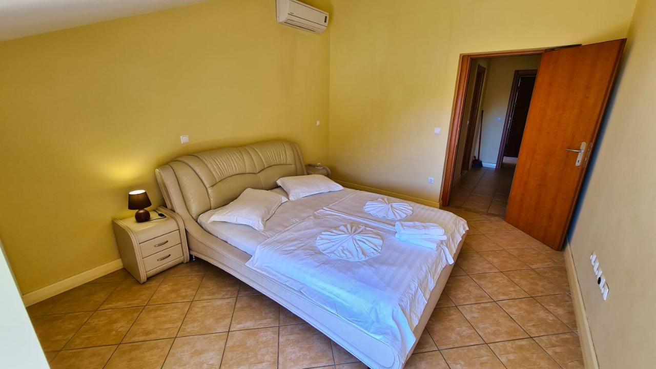 Apartments Villa Astra & Pinija Брела Екстериор снимка
