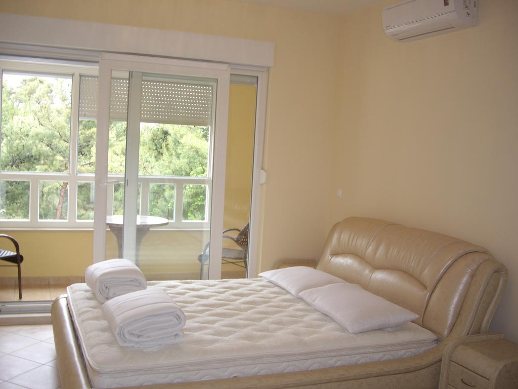 Apartments Villa Astra & Pinija Брела Стая снимка