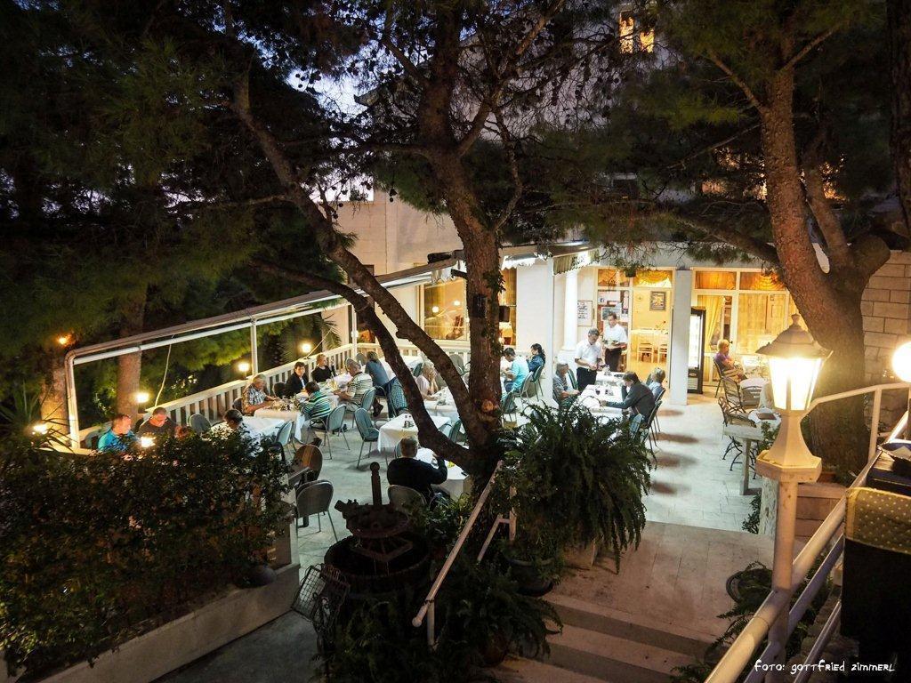 Apartments Villa Astra & Pinija Брела Екстериор снимка