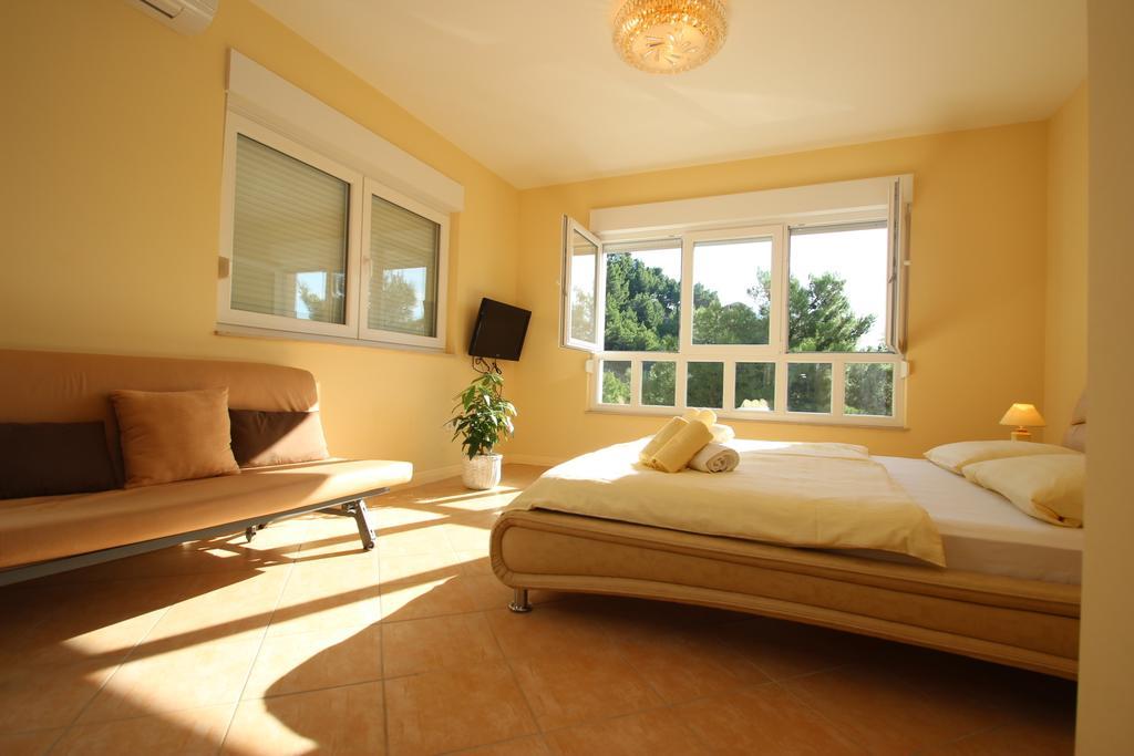 Apartments Villa Astra & Pinija Брела Стая снимка