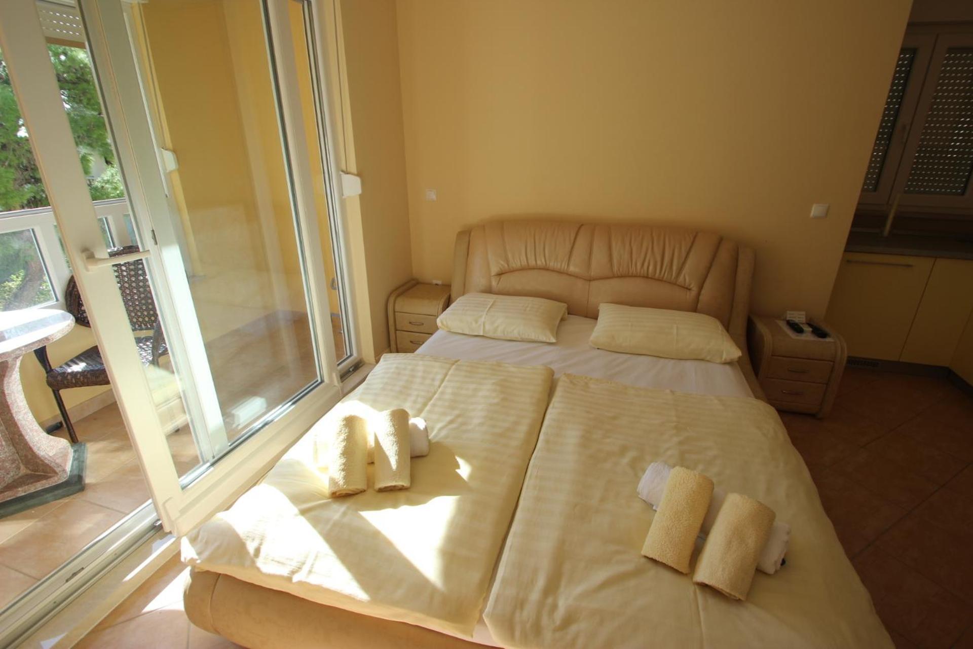 Apartments Villa Astra & Pinija Брела Екстериор снимка