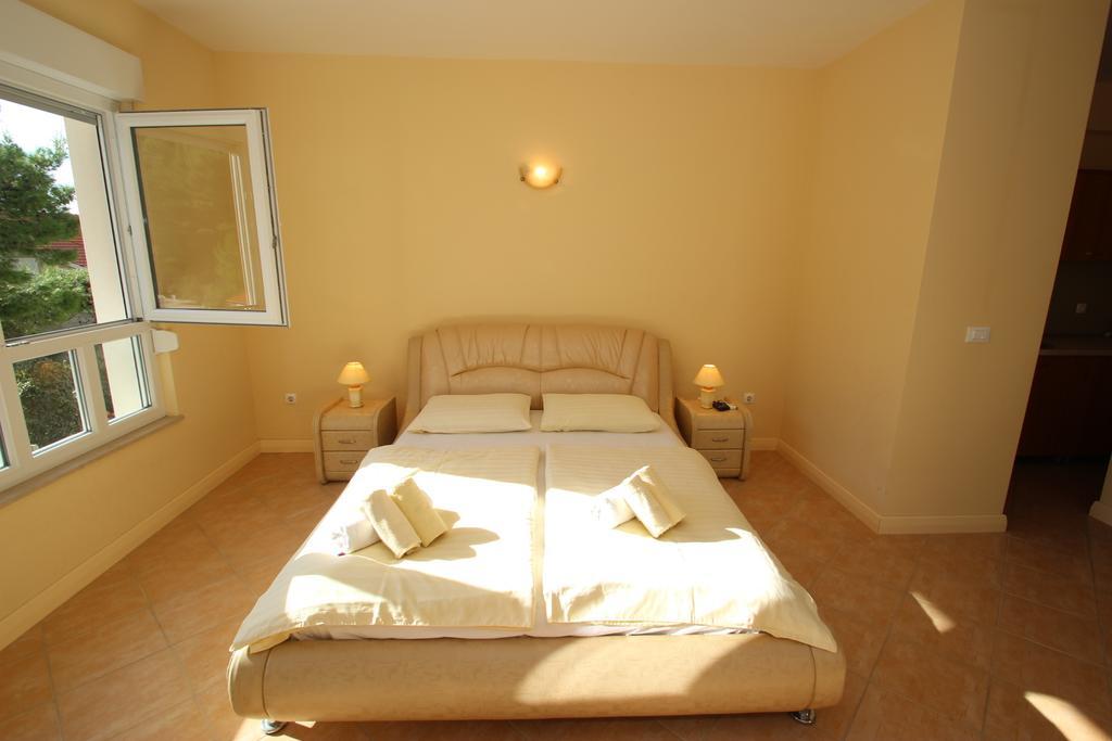 Apartments Villa Astra & Pinija Брела Стая снимка