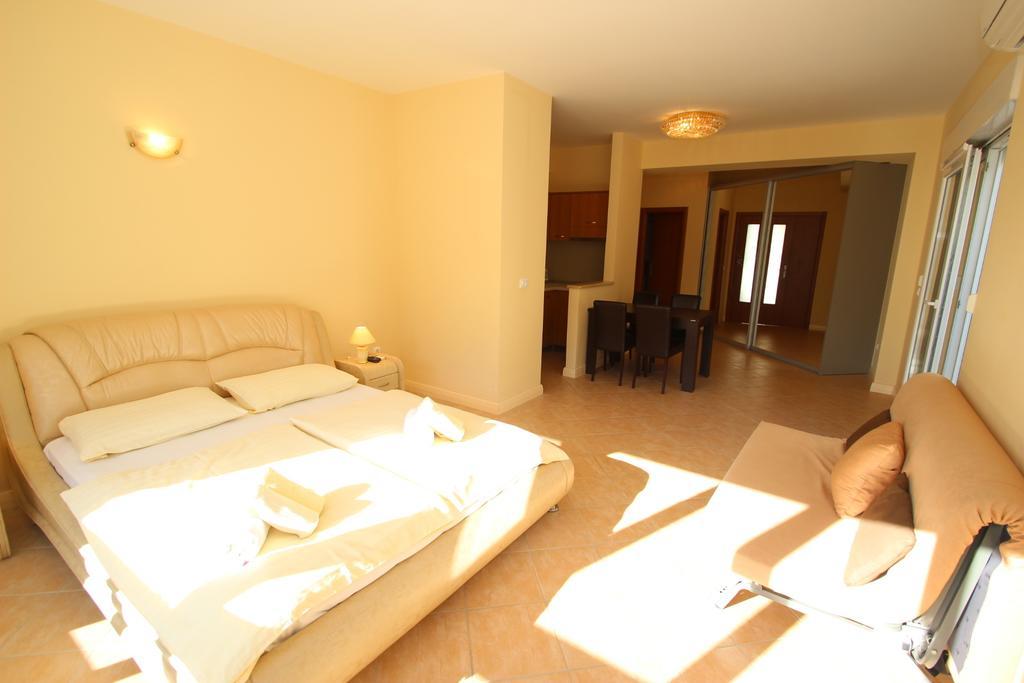 Apartments Villa Astra & Pinija Брела Стая снимка