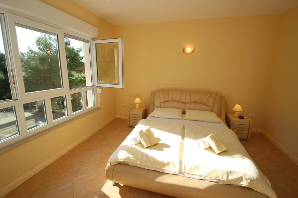 Apartments Villa Astra & Pinija Брела Стая снимка