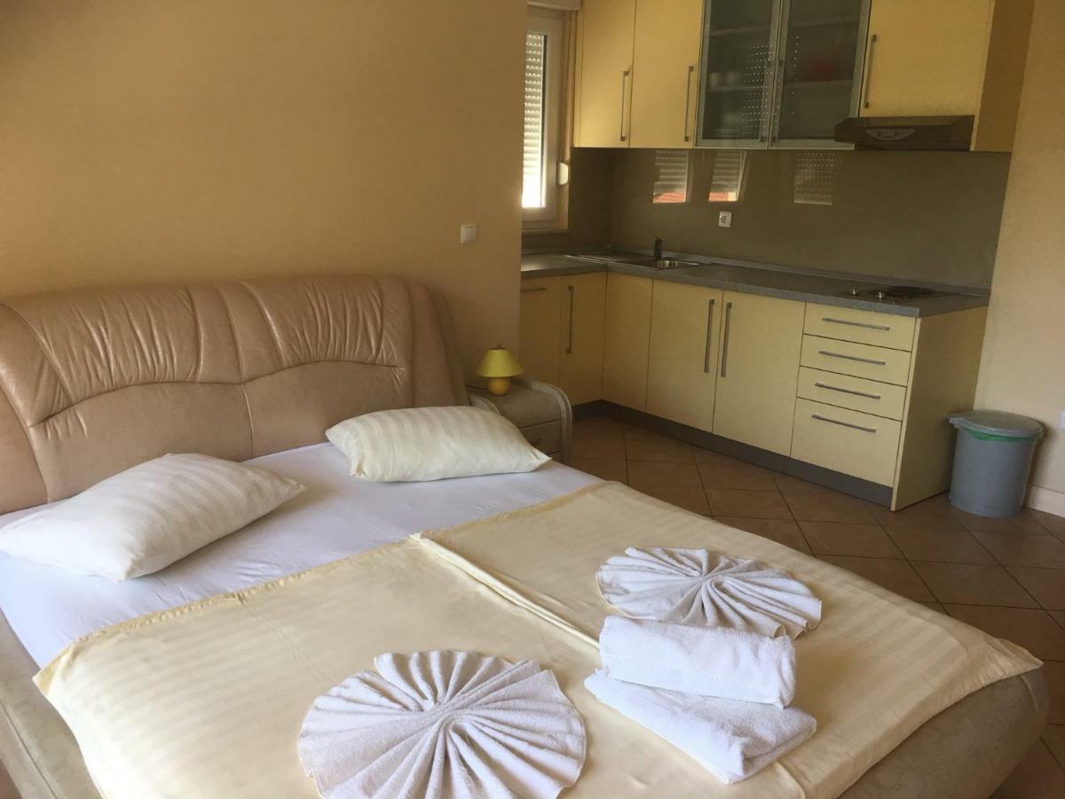 Apartments Villa Astra & Pinija Брела Екстериор снимка