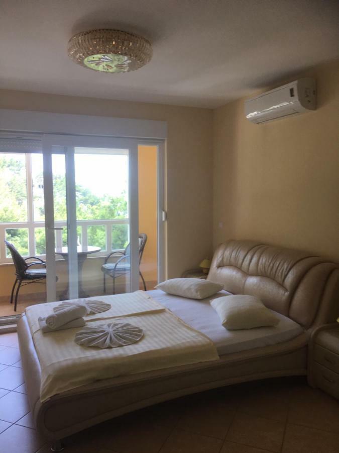 Apartments Villa Astra & Pinija Брела Екстериор снимка