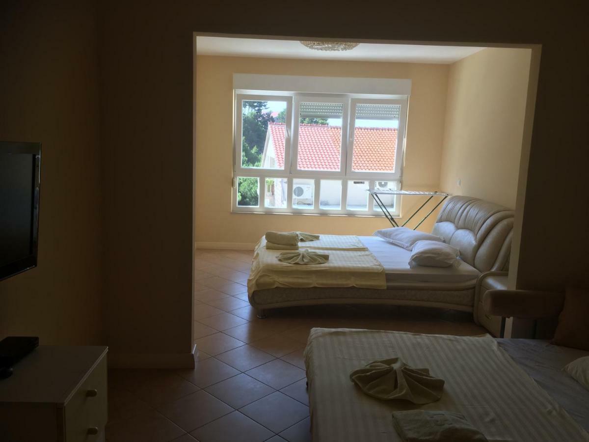 Apartments Villa Astra & Pinija Брела Екстериор снимка